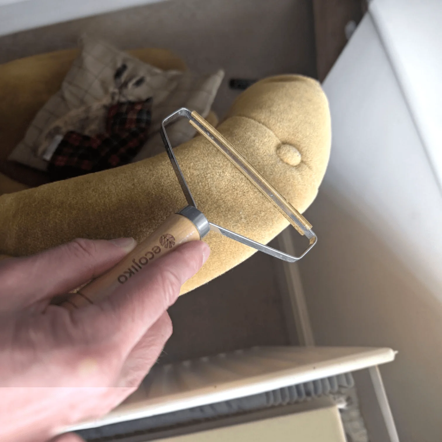 Wooden Lint & Hair Remover for Pet Hair, Furniture and Carpets - Image 4